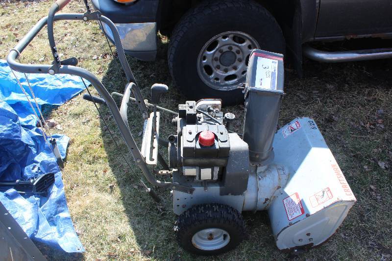 lot 3 image: Sears Crafstman 5hp 22 Dual Stage Snowblower