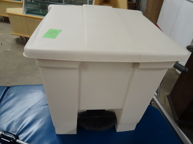 Foot operated lid garbage can