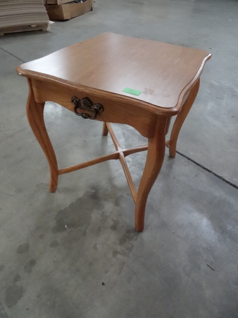 Wood end table. 22 x 26 x 24