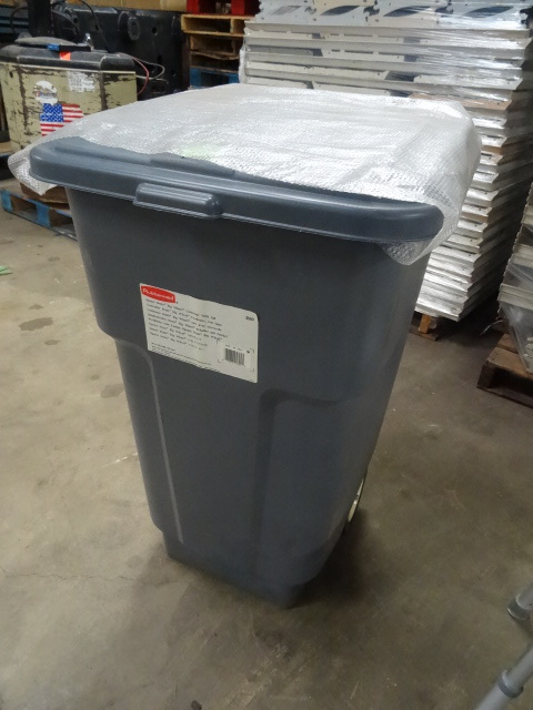 Rubbermaid 50 gal garbage can on wheels. New