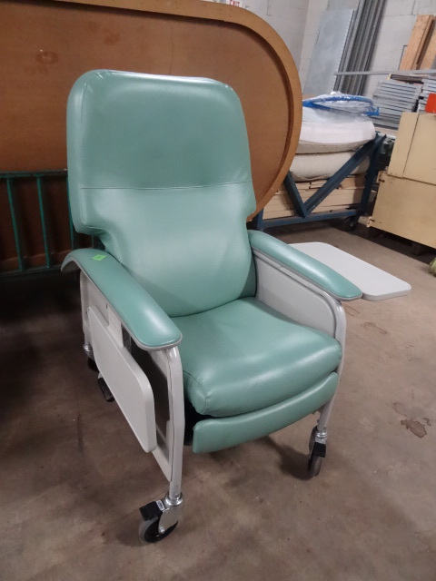 Lumex hospital chair on wheels. Model 566G857. Commercial grade.
