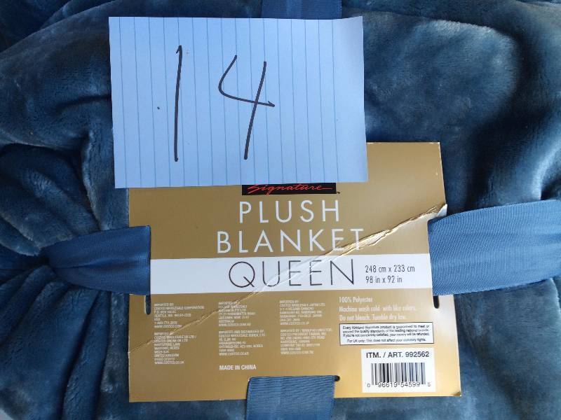 lot 14 image: Plush Blanket Queen