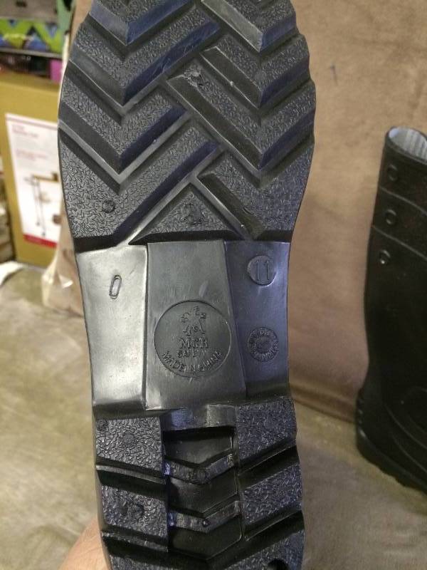 lot 111 image: MCR Safety Plastic Boots size 11
