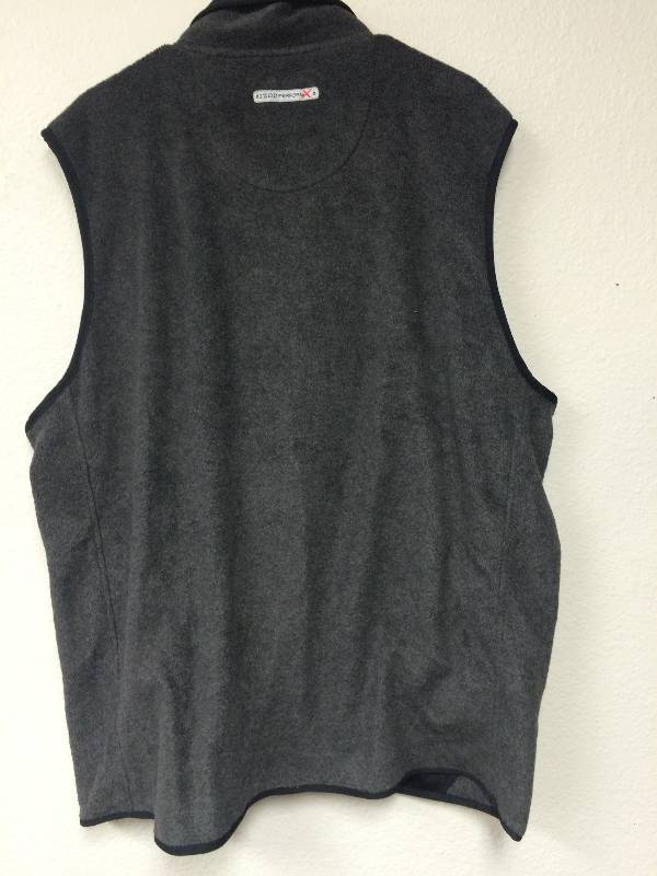 lot 17 image: IZOD Fleece Vest