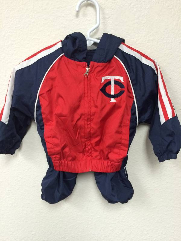 lot 24 image: Minnesota Twins Hooded Jacket and Pants