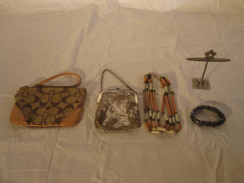 lot 9 image: Purse and jewelry lot