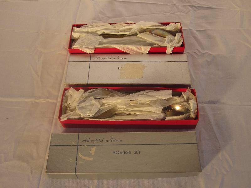 lot 11 image: 2 vintage Mansfield silverplated flatware Hostess sets