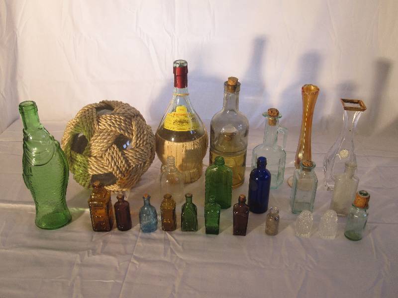 lot 14 image: Large vintage glass lot