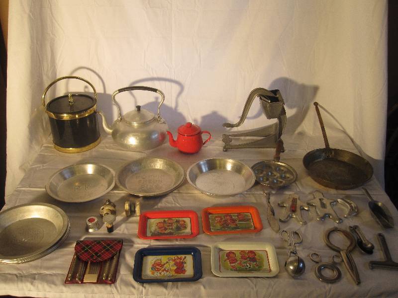 lot 16 image: Huge vintage kitchen lot