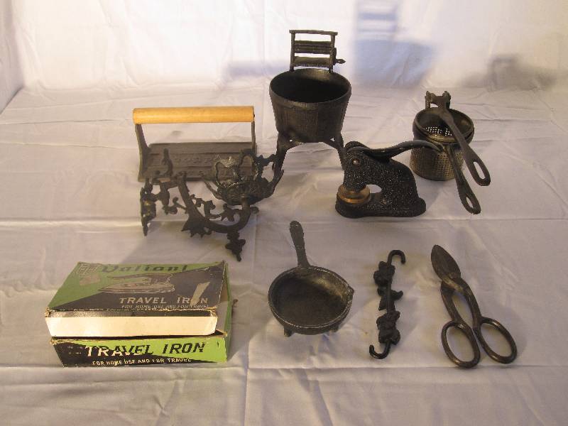 lot 17 image: Vintage cast iron lot