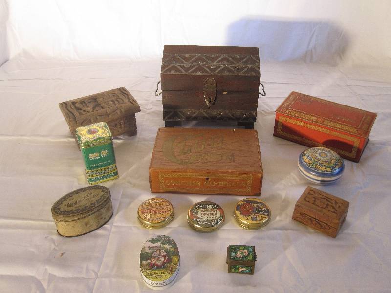 lot 20 image: Vintage box and tin lot