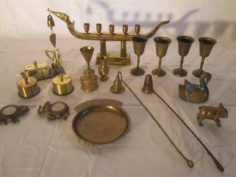 lot 22 image: Big vintage brass lot