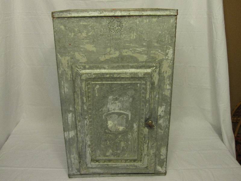 lot 48 image: Vintage pie safe