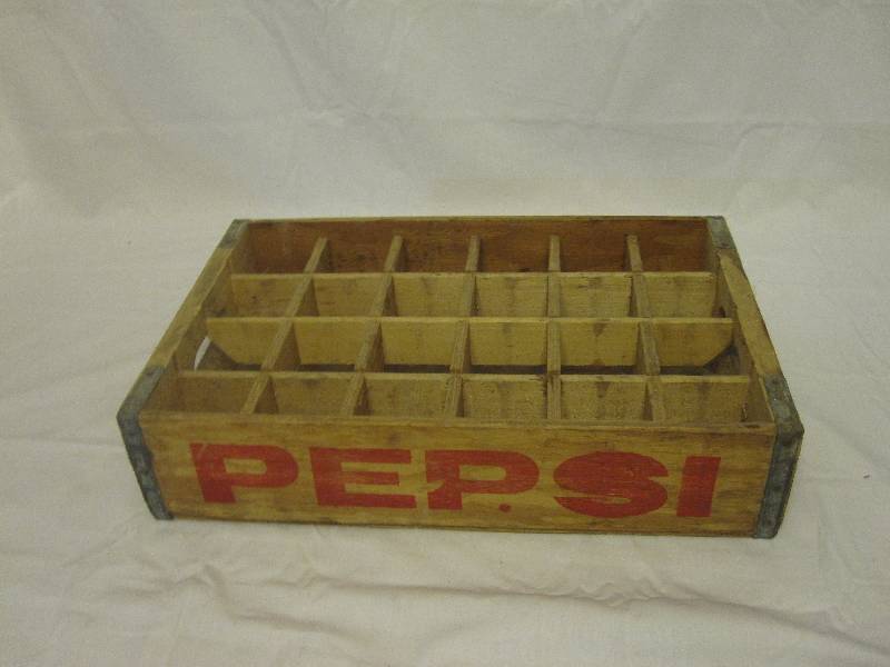 lot 60 image: Vintage Pepsi wood crate