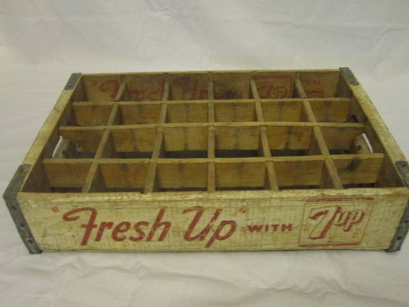 lot 61 image: Vintage 7up wood crate