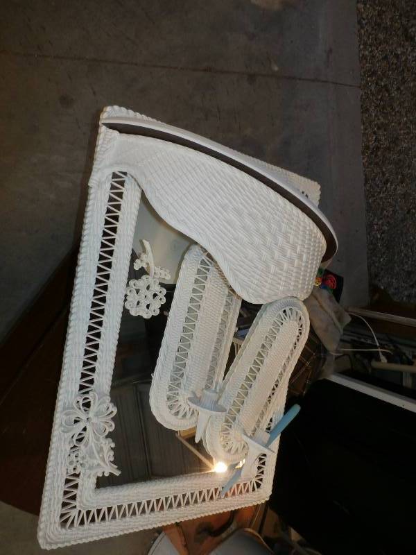 Mirrorshelfcandle holders.