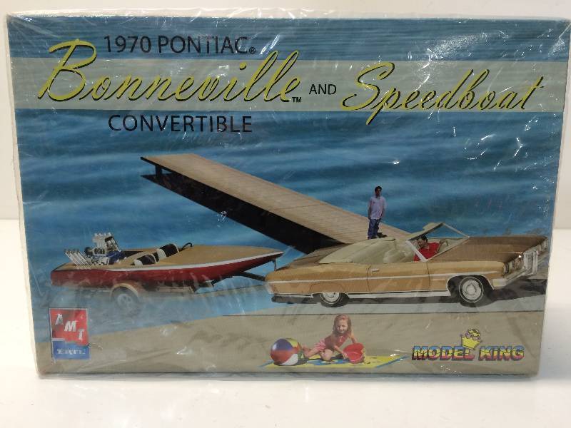 lot 2 image: 1970 Pontiac Bonneville with Speedboat