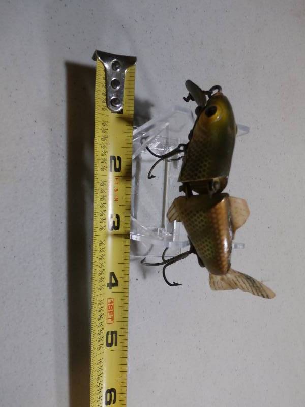 lot 16 image: unknown lure pivots in center.