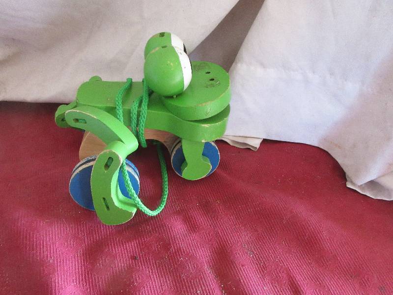 VINTAGE WOODEN PULL FROG