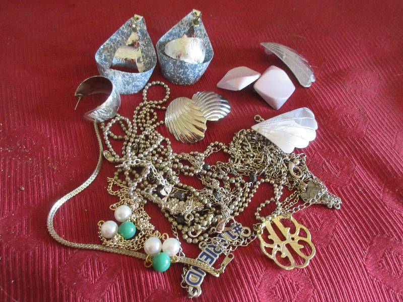 VINTAGE AND MODERN JEWLERY