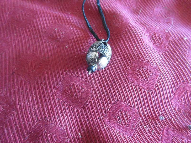 KNECKLACE