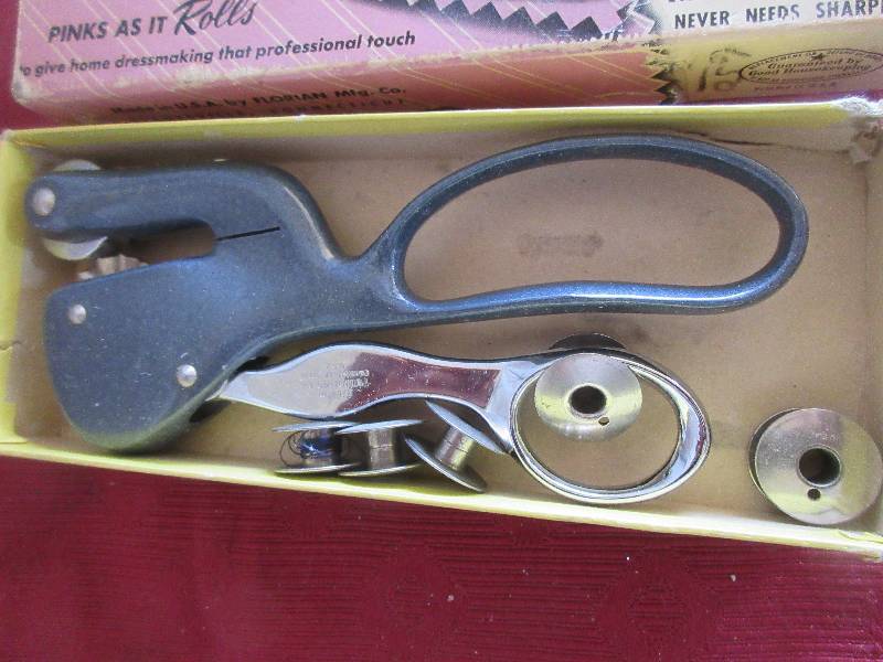 VINTAGE PINKING SHEARS