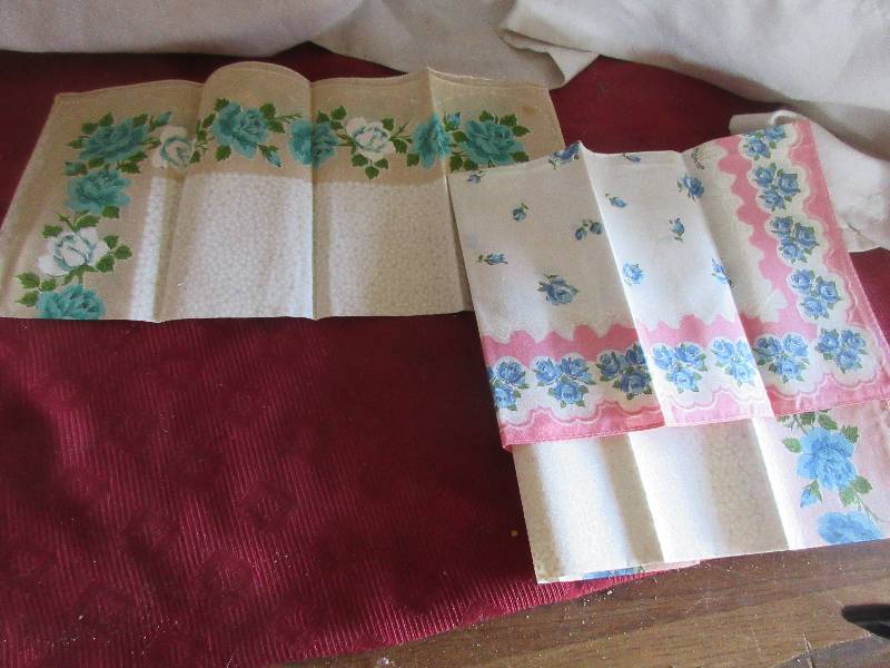 VINTAGES WOMENS HANKIES