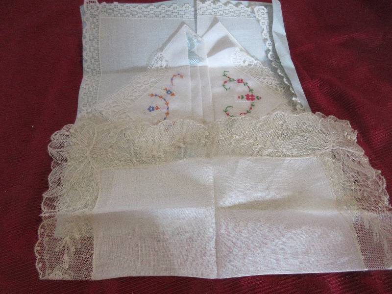 VINTAGE WOMENS HANKIES