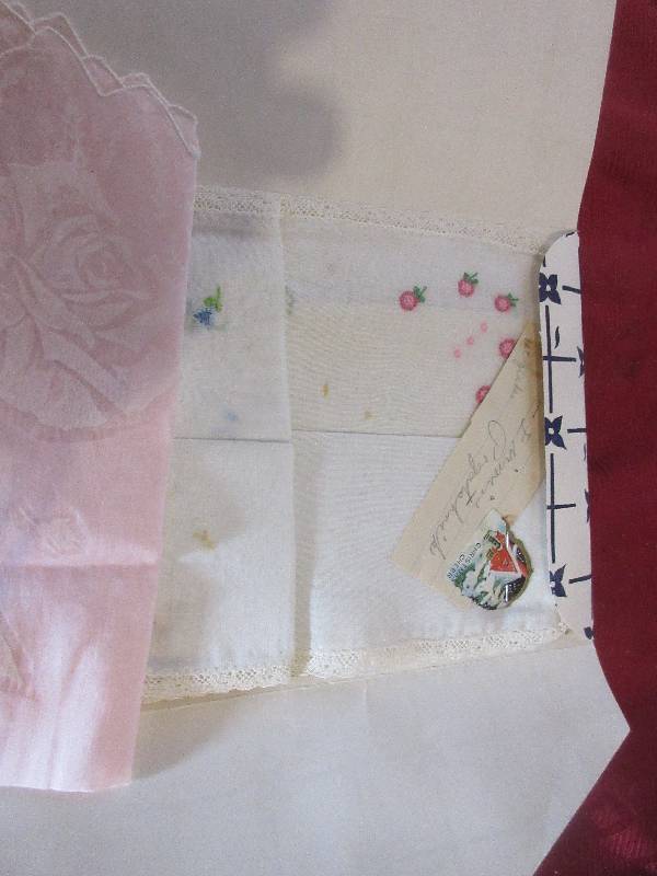 VINTAGE WOMENS HANKIES
