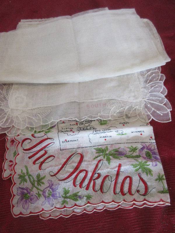 VINTAGE WOMENS HANKIES