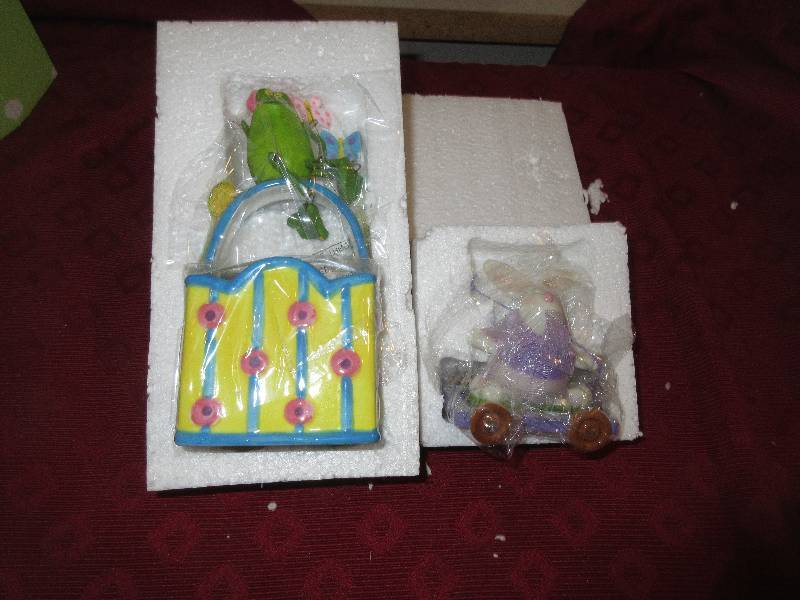 2 EASTER FIGURENES