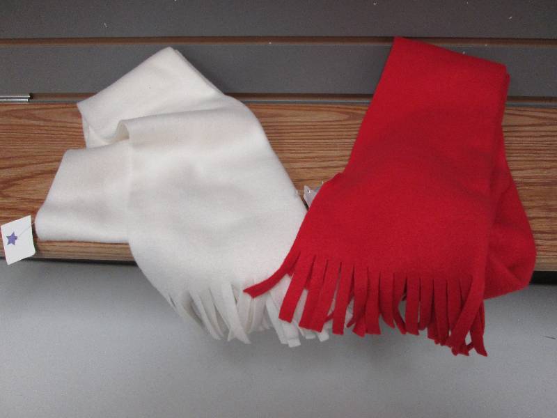 Lot of 2 scarves, off-whitered...