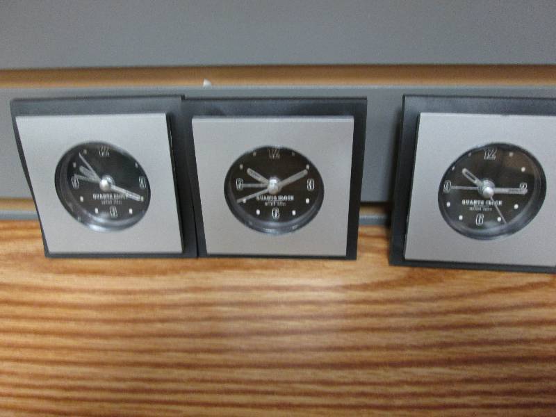 Lot of 3 quartz clocks...