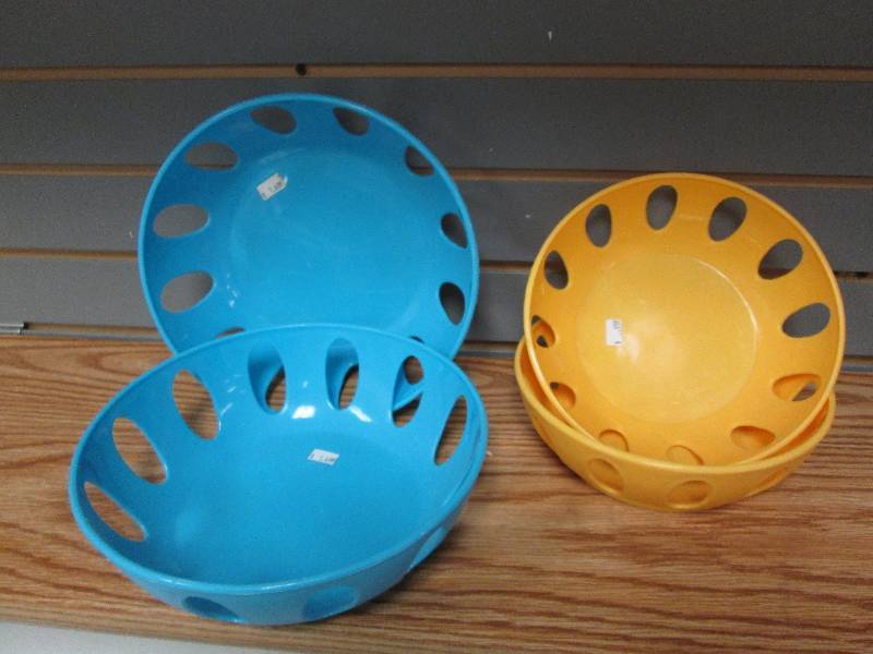 Lot of 4 fruit bowls 2 sizes...