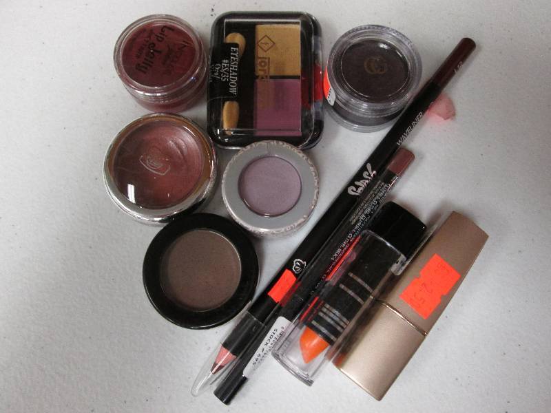 Lot of assorted makeup items...