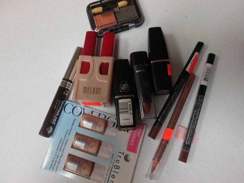 Lot of assorted makeup items...