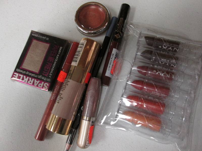 Lot of assorted makeup items...