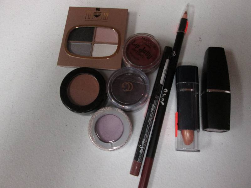 Lot of assorted makeup items...