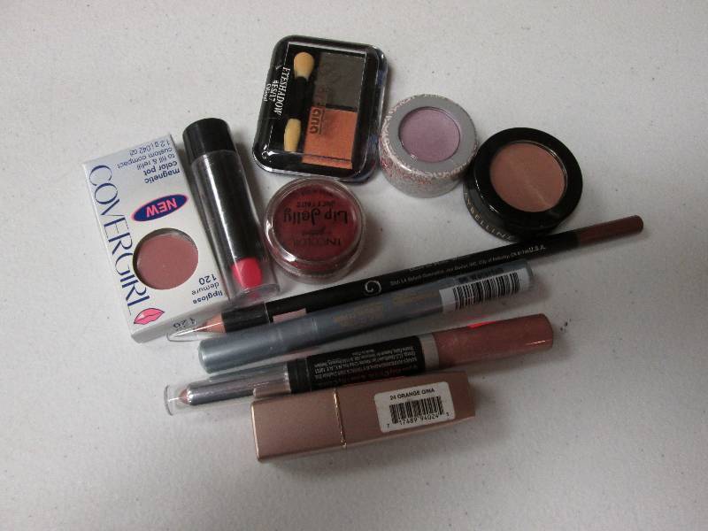 Lot of assorted makeup items...