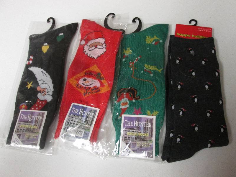 Lot of 4 mens dress Christmas sock...