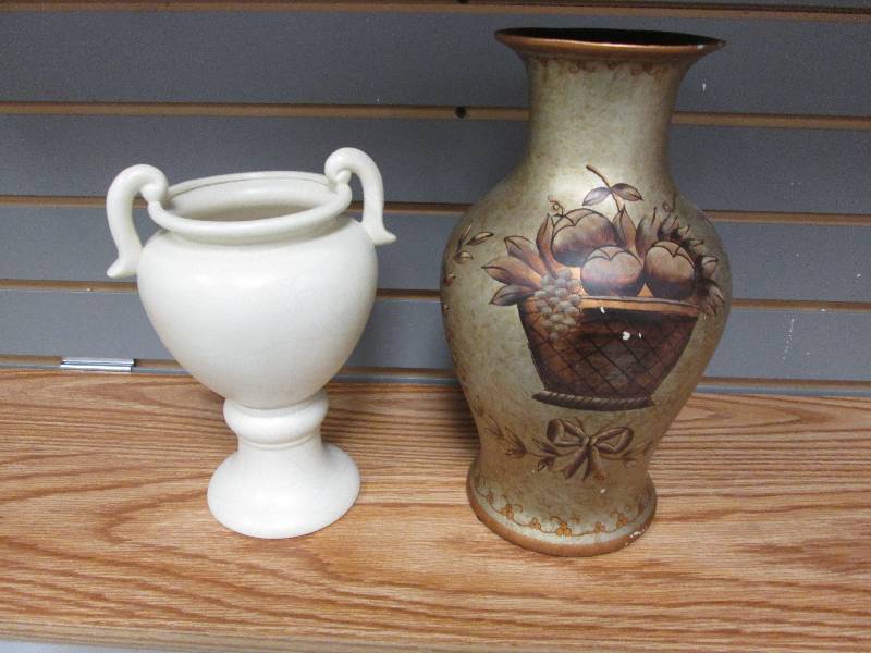 Lot of 2 ceramic vases...