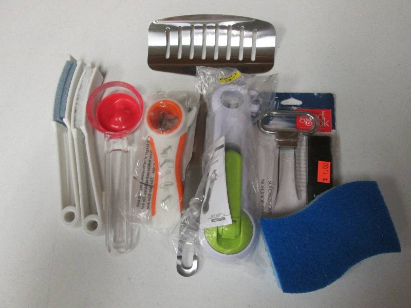 Assorted kitchen gadgets & cleaning...