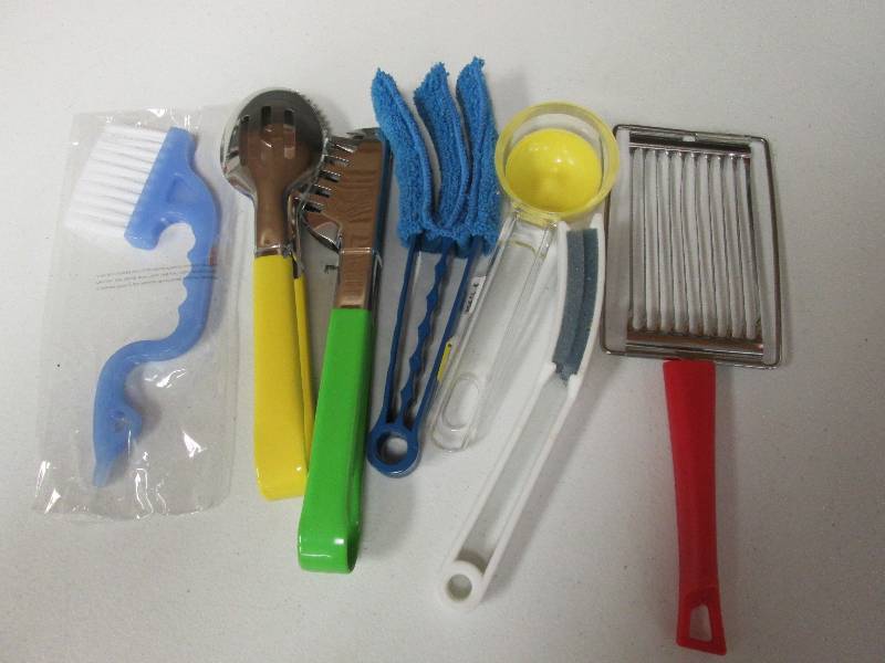 Assorted kitchen gadgets & cleaning...