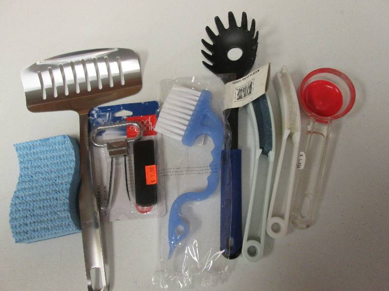 Assorted kitchen gadgets & cleaning...