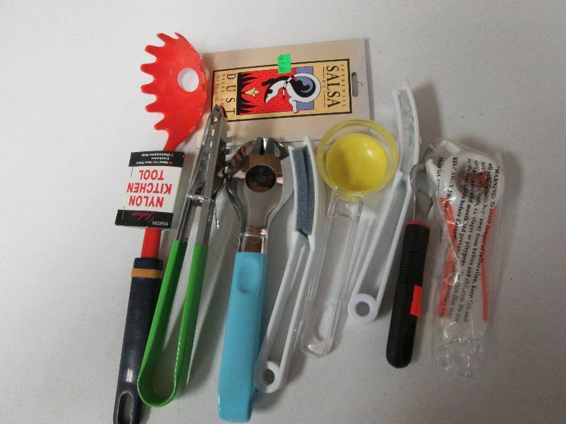 Assorted kitchen gadgets & cleaning...