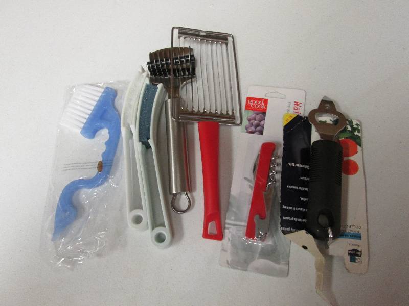 Assorted kitchen gadgets & cleaning...