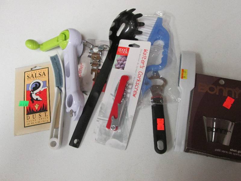 Assorted kitchen gadgets & cleaning...