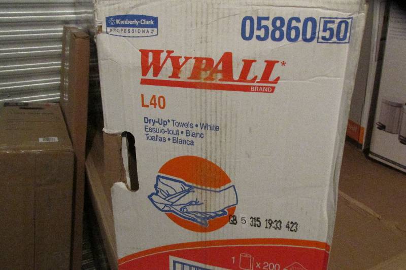 lot 12 image: Large box of WypAll towels...