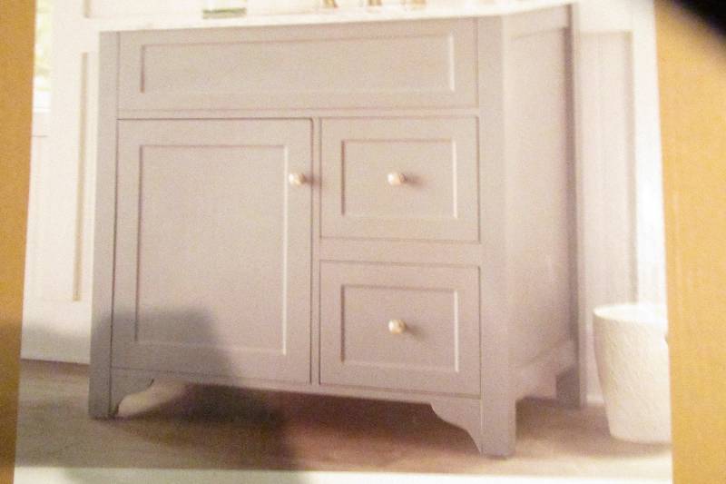 lot 64 image: HDC Hillsbury collection 36in vanit...