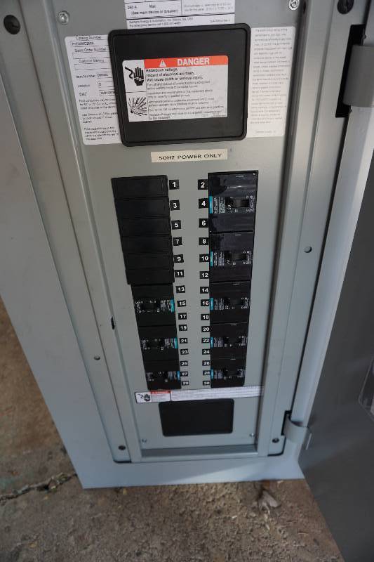 lot 4 image: Siemens Model P1E30MC250 250 Amp 3 Phase  480277V 30 Circuit Electric Service Box